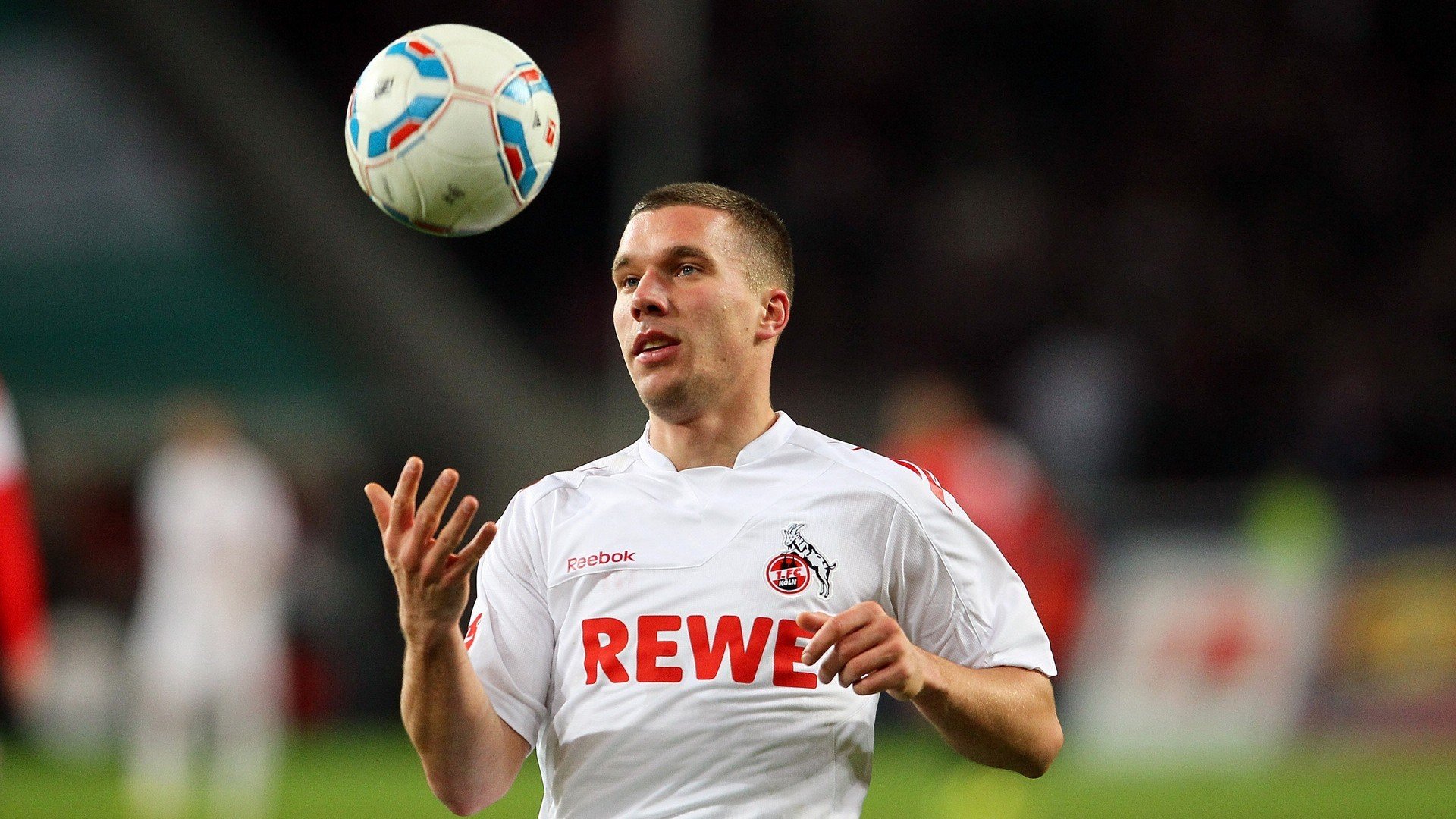 “弯道飞舞：漂移技巧的极致演绎”，弯道漂移为什么要打反方向